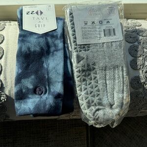 Tavi Noir Women's Tie-Dye Grip Socks in Gray and Blue tie-dyed